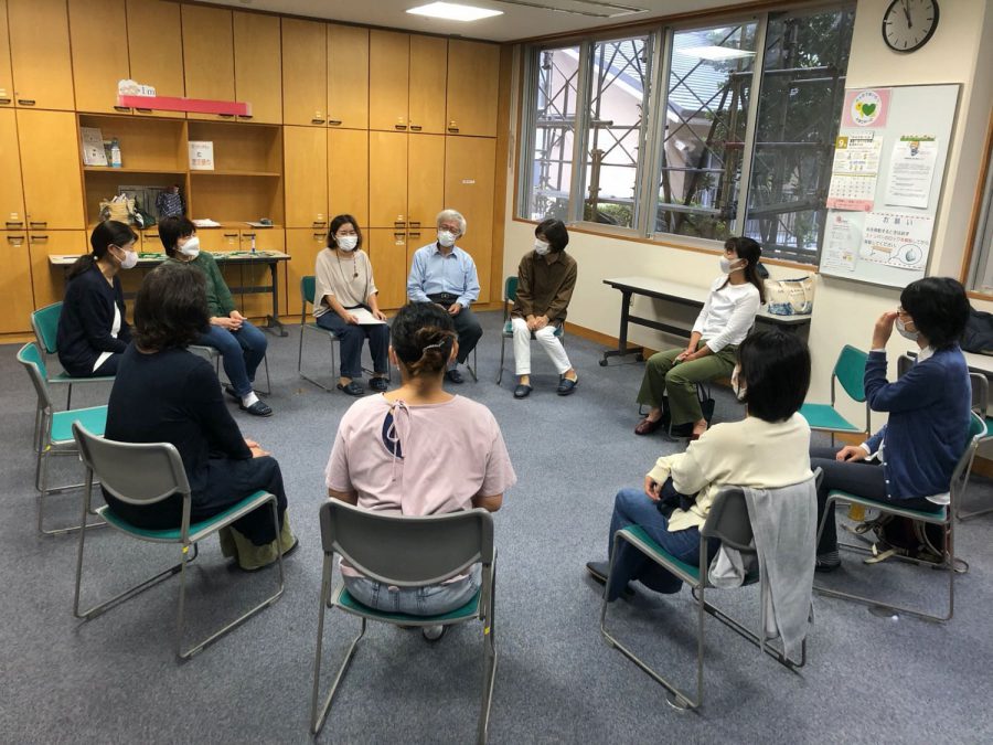 円になって話をしているカモミールのメンバー