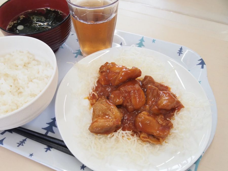 給食チリソース炒めの写真