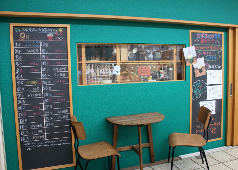 黒板書かれたメニューや案内の写真