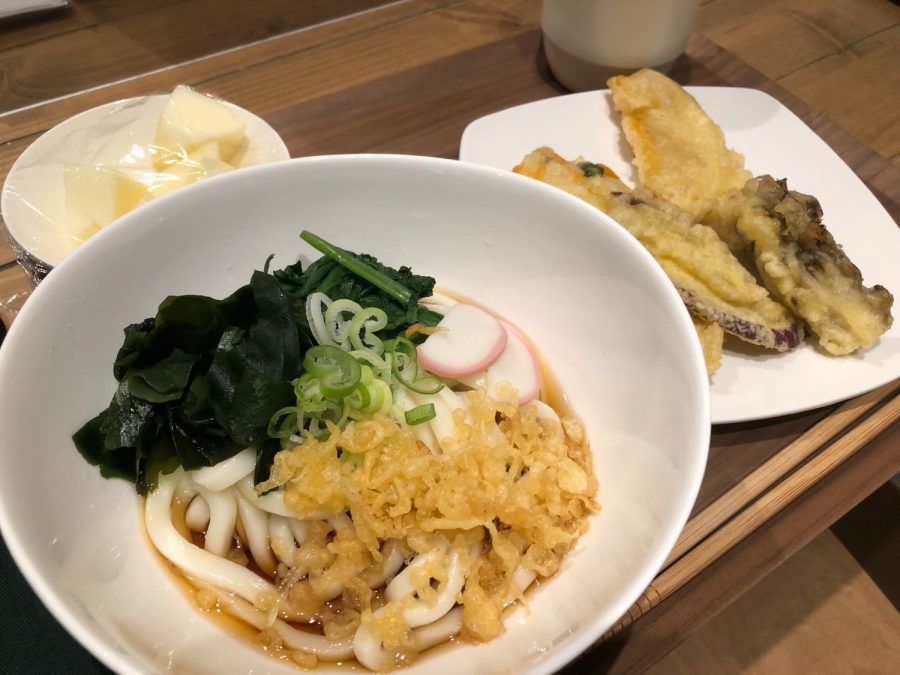 冷やしたぬきうどんと揚げたてのたっぷりの野菜天ぷら