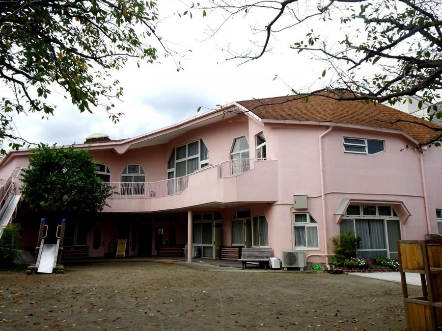 地域の方へのオープンスペース「ルンビニー-つながりの庭」の外観写真