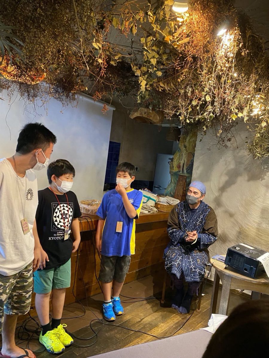 親子とスタッフの「こどもアイヌフェスティバル」の様子