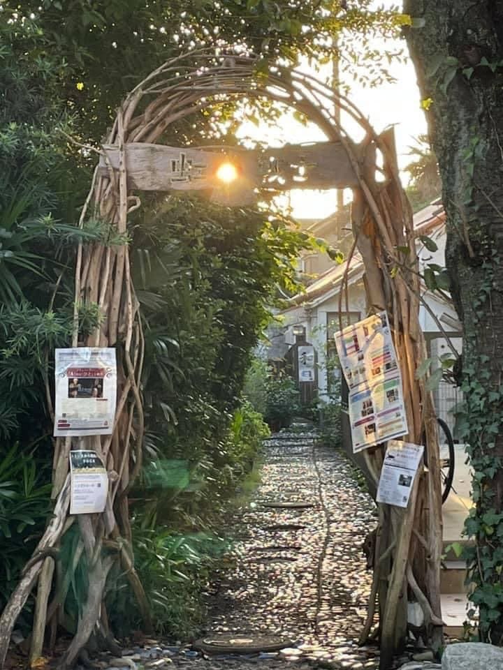 夕暮れの虹の戦士の門