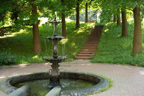 木漏れ日の中の堀口西公園の噴水の写真