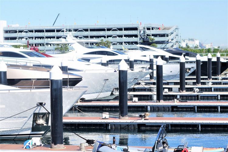 ベイサイドマリーナに停泊する船の写真