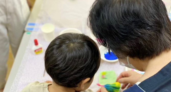 金沢子ども食堂すくすくでレクリエーションを楽しんでいる様子