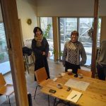 左から：酒谷粋将准教授（関東学院大学建築・環境学部）、藤原真名美さん（藤原酒谷設計事務所　共同主催）、荒川百花さん（関東学院大学大学院工学研究科建築学専攻）、飯濱由樹さん（関東学院大学大学院工学研究科建築学専攻）※撮影時（2023年12月26日　※荒川さんは2024年3月で卒業）