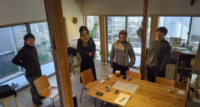 左から:酒谷粋将准教授(関東学院大学建築・環境学部)、藤原真名美さん(藤原酒谷設計事務所 共同主催)、荒川百花さん(関東学院大学大学院工学研究科建築学専攻)、飯濱由樹さん(関東学院大学大学院工学研究科建築学専攻)※撮影時(2023年12月26日 ※荒川さんは2024年3月で卒業)